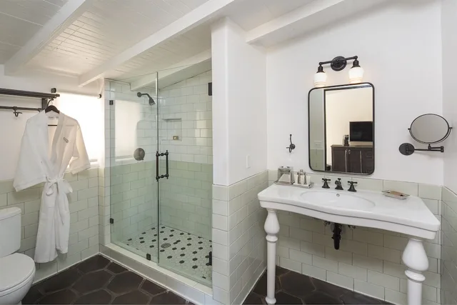 Estate, Guest Room, Deluxe, King Bed, Ingleside Estate Hotel & Bungalows- Adults Only 3/4