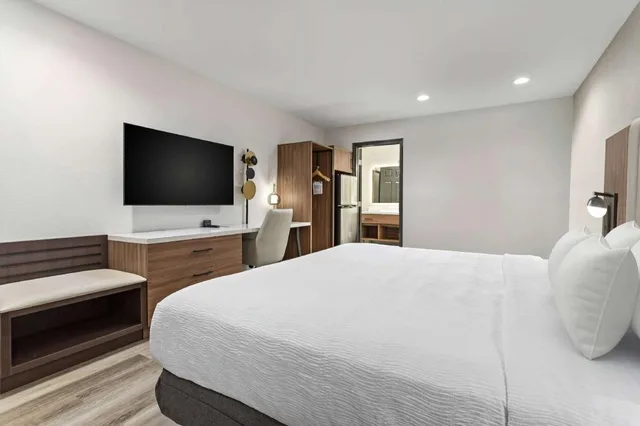 غرفة بريميوم بسرير كينج، Baymont by Wyndham Beaumont 2/2
