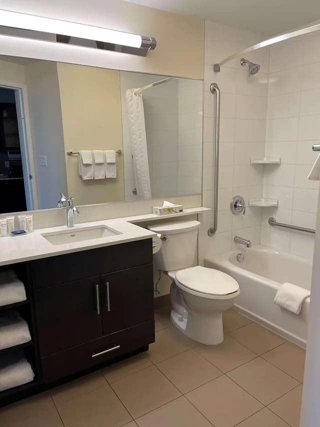 جناح استوديو بسرير كوين لذوي الإعاقة، Park Inn by Radisson, Calgary Airport North, AB 3/4