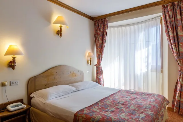 غرفة كلاسيكية ثلاثية بسرير مزدوج وسرير فردي، Hotel Alaska Cortina 3/10
