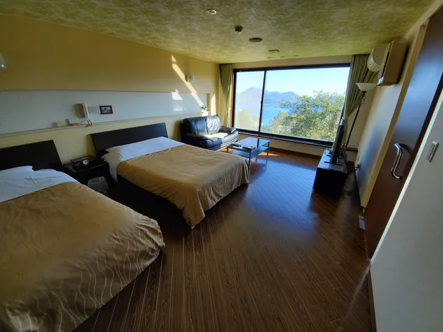 غرفة ديلوكس بسرير مزدوج وسرير فردي بإطلالة على البحيرة، Hotel Cocoa 2/3