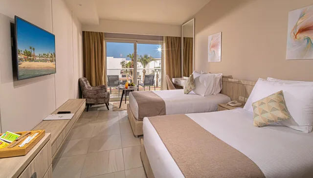 غرفة بسرير كينج بإطلالة على المسبح، Amarina Abu Soma Resort and Aquapark 2/8