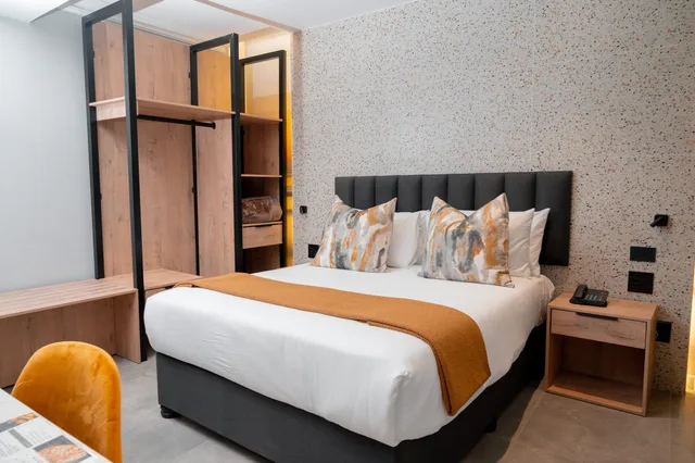 غرفة قياسية بسرير مزدوج، Pavilion Hotel & Conference Centre 1/2