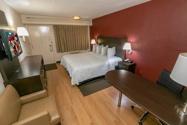 غرفة سوبيريور بسرير كينج، Red Roof Inn Plus Washington Dc - Alexandria 2/4