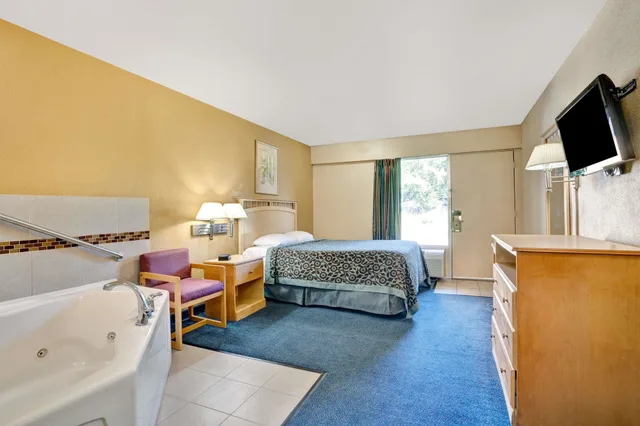 غرفة بسرير كوين، Days Inn By Wyndham Louisville Airport Fair And Expo Center 5/6