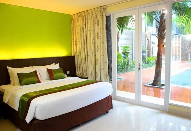 غرفة ديلوكس بسرير كينج بإطلالة على المسبح، Bali De Anyer Hotel and Restaurant 1/2