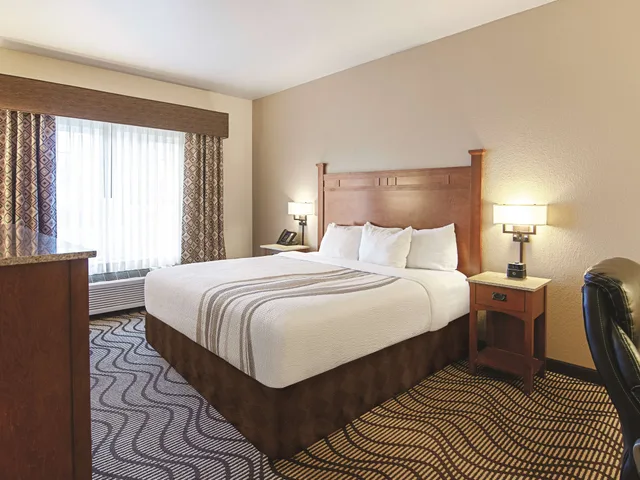 غرفة قياسية بسرير كينج بإطلالة على النهر بحوض جاكوزي، Best Western Plus Riverfront Hotel And Suites 6/10