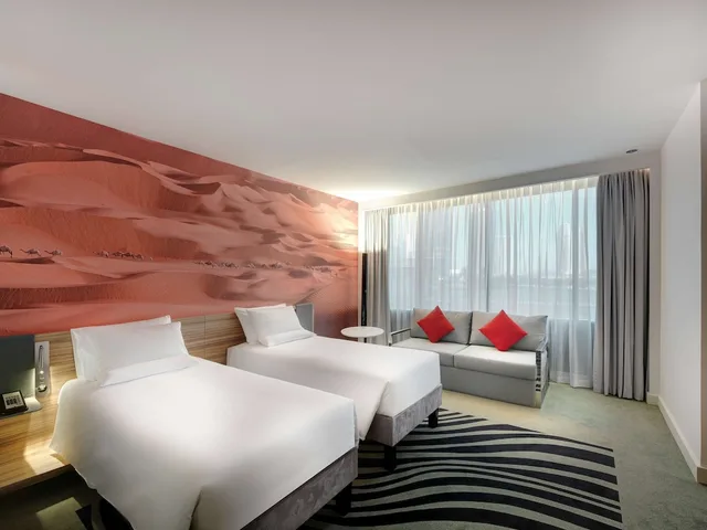 غرفة قياسية بسرير مزدوج بإطلالة على المدينة، Novotel Sharjah Expo Centre 4/10