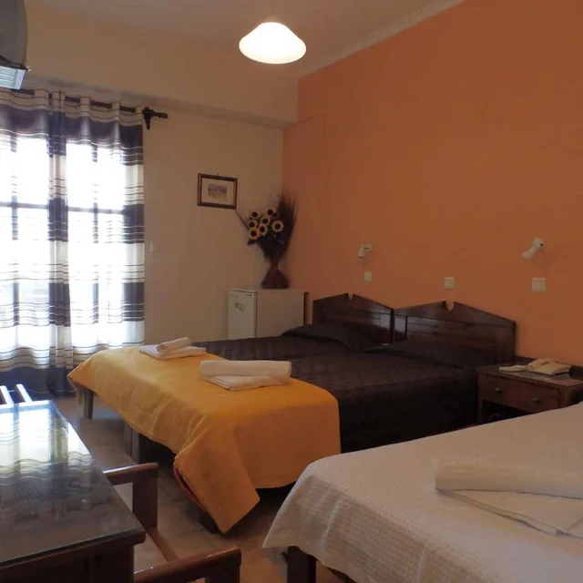 غرفة ثلاثية، Alexandra Hotel 3/6