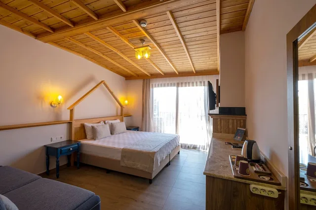 غرفة كومفورت بسرير كوين بإطلالة على النهر مع أريكة، Villa Marine Apart Hotel 3/9