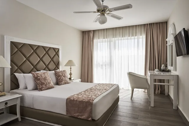 جناح جونيور بسرير كوين بإطلالة على المسبح، Sandy Villas Resort 2/6