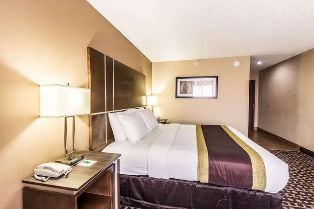 غرفة بسرير كينج لذوي الإعاقة، Quality Inn West Plains MO 2/4