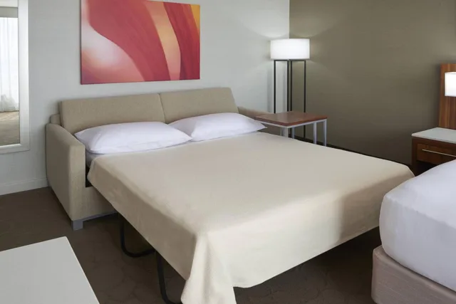 غرفة بسرير كينج وسرير كوين، Delta Hotels by Marriott Toronto Airport & Conference Centre 3/9
