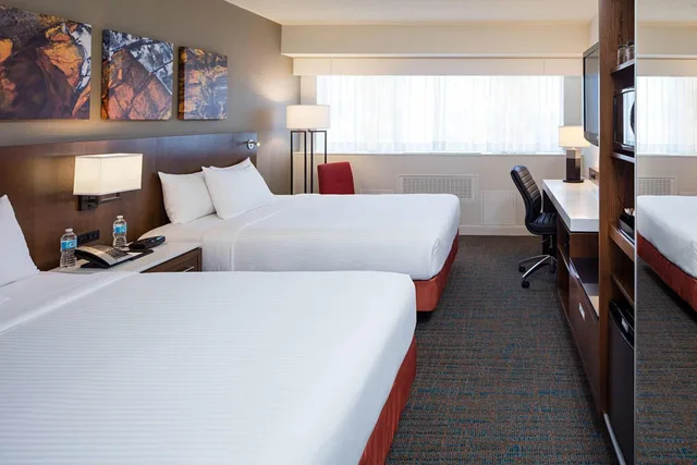 غرفة بسرير كينج وسريرين كوين، Delta Hotels By Marriott Calgary South 2/5