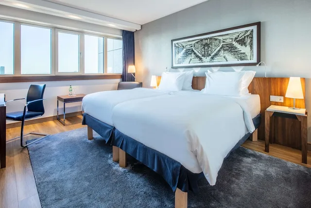 غرفة بريميوم بسرير كينج بإطلالة على النهر، Radisson Blu Hotel Hamburg 2/9