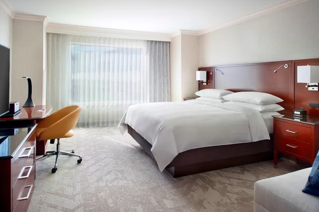 غرفة بسرير كينج مع دخول الصالة، Atlanta Airport Marriott Gateway 1/2