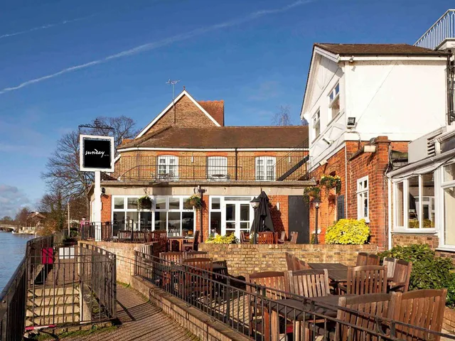 غرفة بسريرين، Sunday London Staines-upon-Thames Heathrow T5 1/1