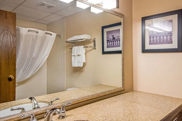 غرفة قياسية بسرير كينج، Quality Inn and Suites Virginia MN 4/4