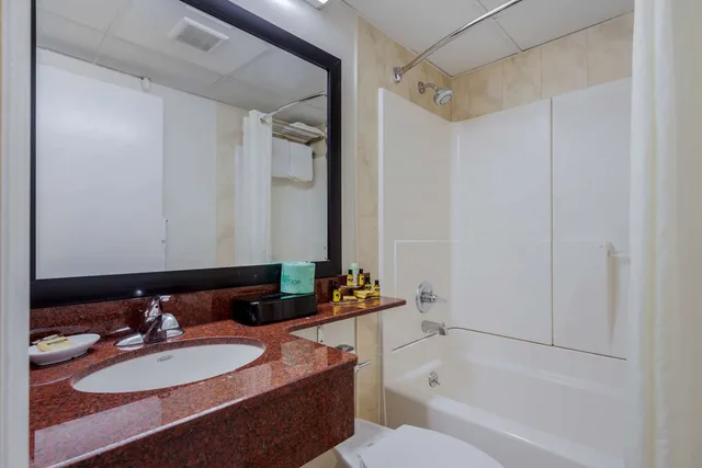 غرفة بسرير كينج، Best Western Plus Brooklyn Bay Hotel 7/7