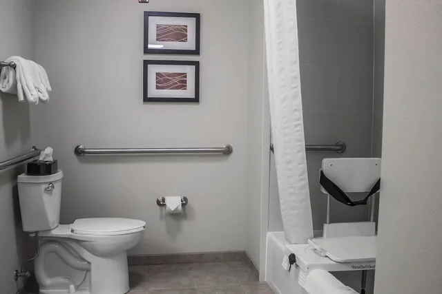 غرفة بسريرين كوين لذوي الإعاقة، Comfort Inn Saint Clairsville, OH 3/3