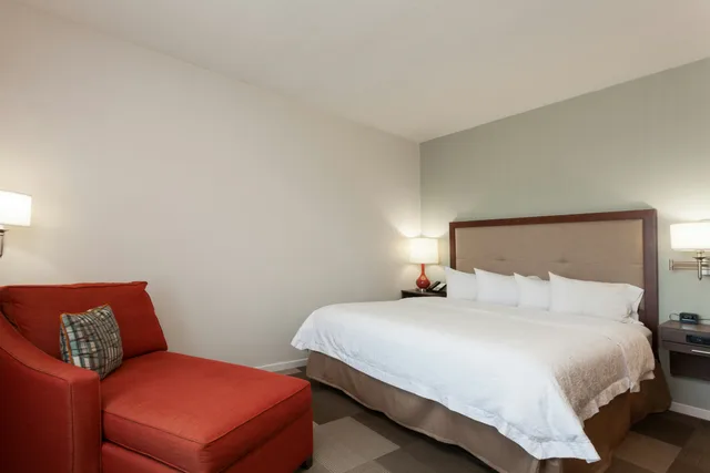 غرفة بسرير كينج مع أريكة، Hampton Inn Suites Deland 4/10