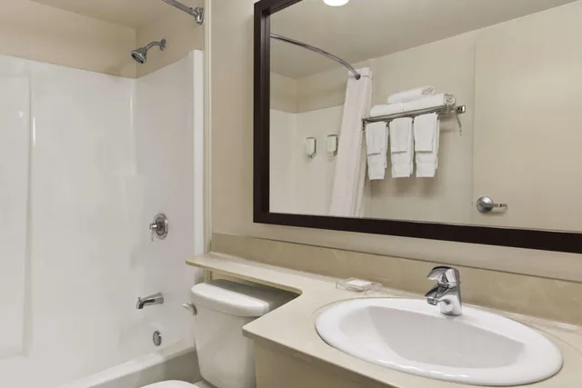 جناح ديلوكس بسرير كينج وسريرين كينج بغرفتي نوم، Travelodge Suites by Wyndham Moncton 4/7