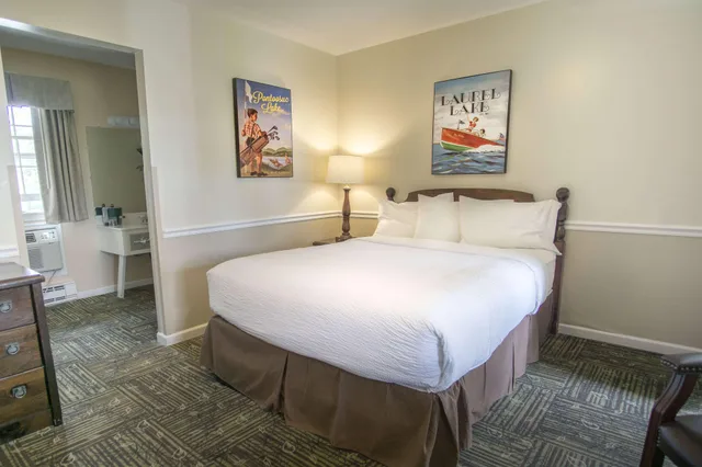 غرفة بسرير كوين، The Yankee Inn 1/1