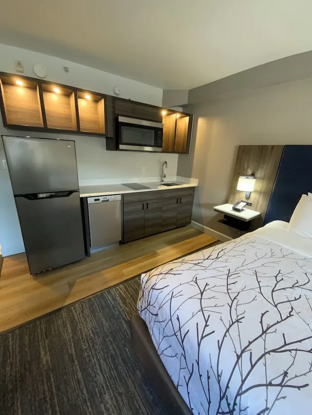 غرفة قياسية بسرير كوين بمطبخ صغير، Best Western Denver East 4/6
