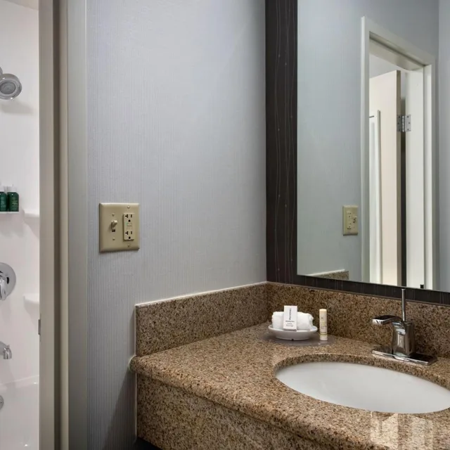 Standard, 2 Queen Beds, Courtyard by Marriott Mahwah 6/6