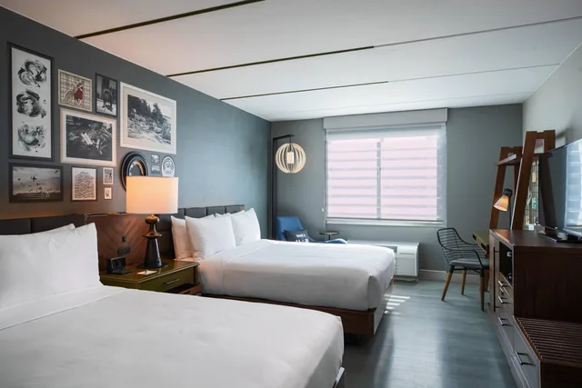 غرفة بسريرين كوين مع دخول الصالة، Renaissance Minneapolis Bloomington Hotel 2/8