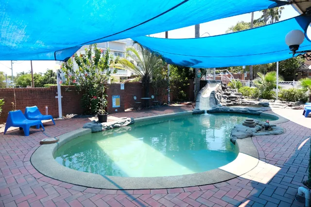 Premium, 1 Queen and 1 Single Bed, Adult Only, Ground Floor، Sapphire Palms Motel 1/1