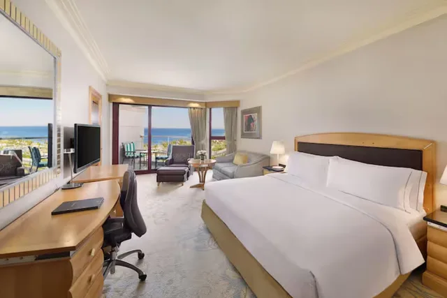 Sultan, Suite, King Bed, Partial or Full Sea View, Jeddah Hilton 2/3