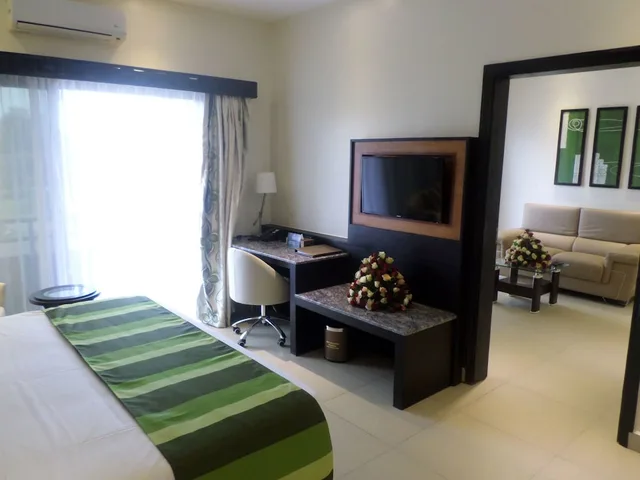 جناح جونيور بسرير كينج بمنطقة جلوس، Best Western Premier Garden Hotel Entebbe 2/4