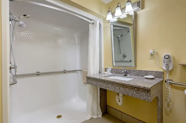 جناح بسرير كينج لذوي الإعاقة، Comfort Inn and Suites Hillsville I-77 5/6