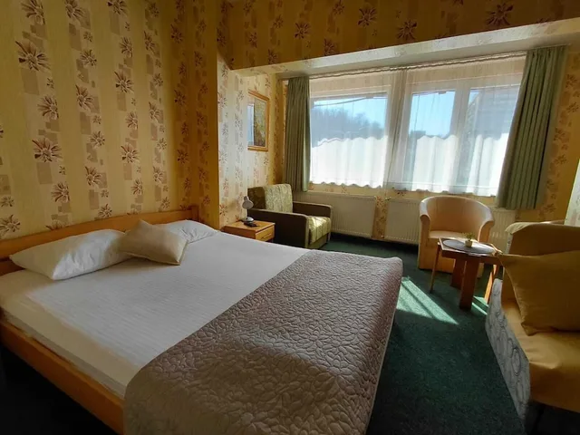 غرفة عائلية بسرير مزدوج بإطلالة على المتنزه مع أريكة، Hotel Slodes 7/10