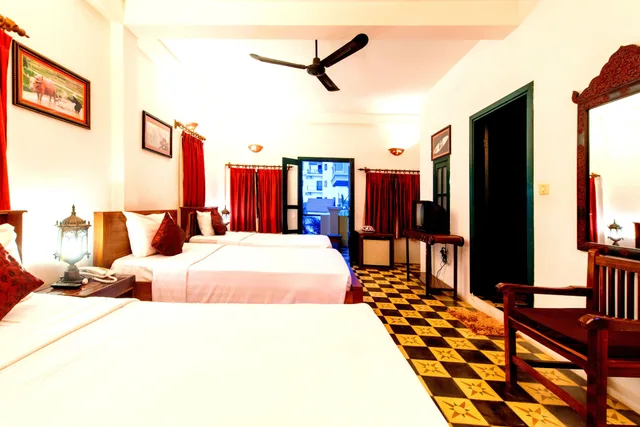 1 Bedroom, Superior, Triple, 1 Double and 1 Single Bed, Garden View, Garden Area، Villa Wat Damnak 2/4