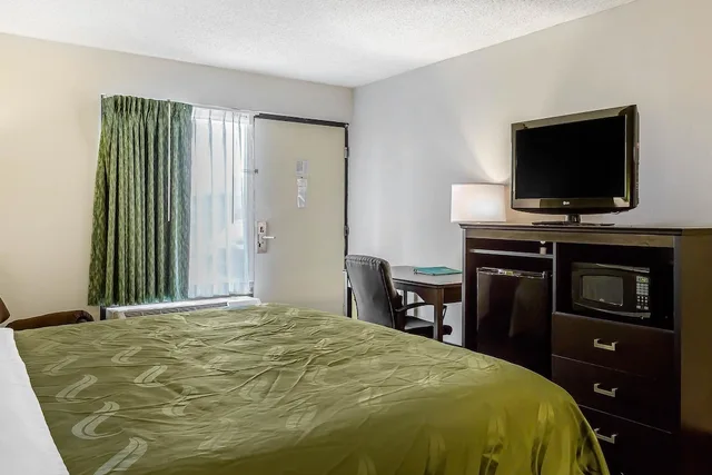 غرفة قياسية بسرير كينج، Quality Inn Culpeper VA 3/7