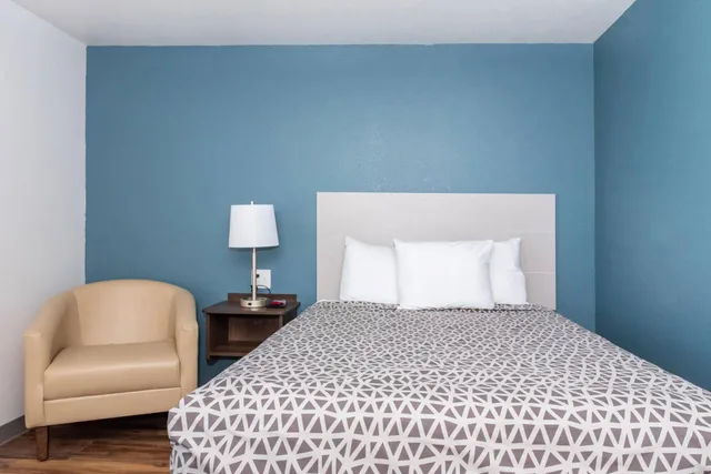 غرفة بسرير كوين، WoodSpring Suites Buford near Mall of Georgia-Lake Lanier 2/6