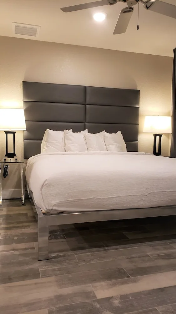 جناح بسرير كينج وسرير كوين بغرفتي نوم مع أريكة لذوي الإعاقة، Barefoot Beach Hotel 3/10