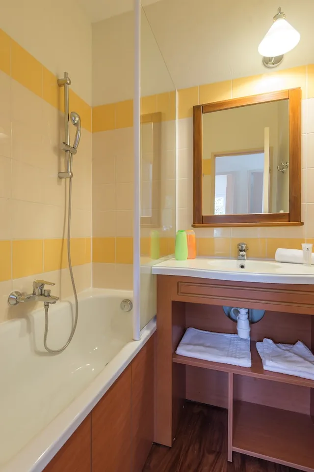 استوديو بسريرين منفصلين وسرير بطابقين بشرفة، Pierre Vacances Residence Les Rives de L Apos Aure 5/6