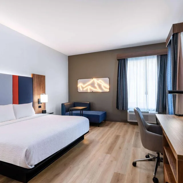غرفة بسرير كينج بحوض استحمام لذوي الإعاقة، La Quinta Inn and Suites by Wyndham Chelsea 2/6