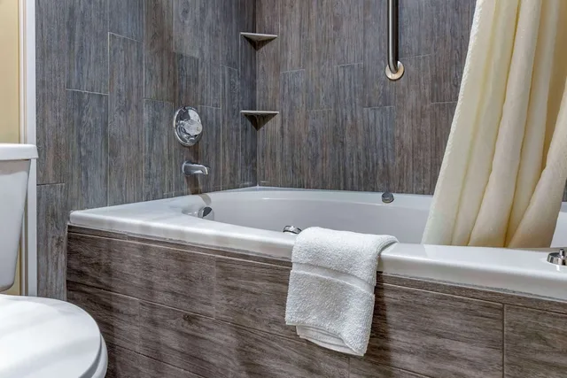 جناح رئاسي بسرير كينج، Econo Lodge & Suites Southern Pines - Pinehurst 5/5