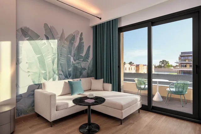 جناح ديلوكس بسرير كينج بإطلالة على المسبح، فندق ومنتجع مكارم النخيل(Rixos Obhur Jeddah Resort & Villas) 3/6
