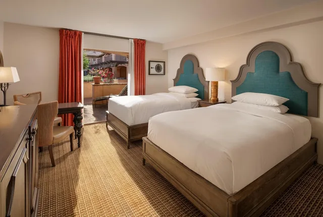 غرفة بسريرين مزدوجين بشرفة، Royal Palms Resort And Spa In the Unbound Collection By Hyatt Formerly Royal Palms Resort And Spa 1/9