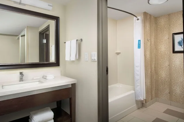 جناح بسرير كينج مع أريكة بمطبخ صغير، Hampton Inn Suites Alpharetta Ga 2/3
