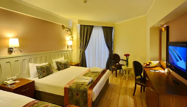 Room, Double Bed, Pool View, SIDE CROWN SERENITY 2/9