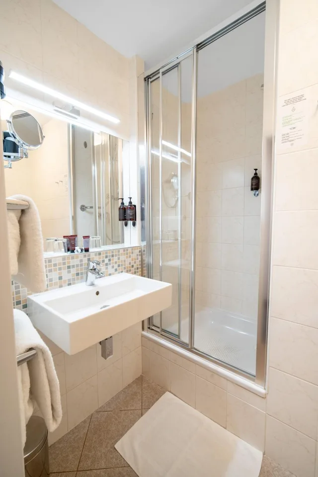 Room, Double or Twin Bed, Pool Access, Small، OREA HOTEL PYRAMIDA 3/3