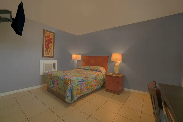 غرفة بسرير كوين، Texana Inn Edna By OYO 1/3