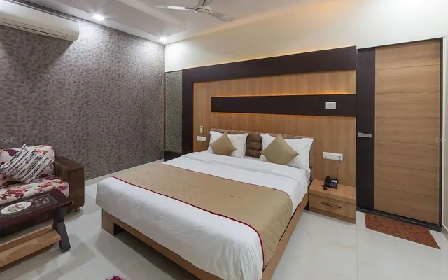 غرفة ديلوكس بسرير مزدوج بإطلالة على الجبل للمدخنين، Pushkar City Inn 1/4
