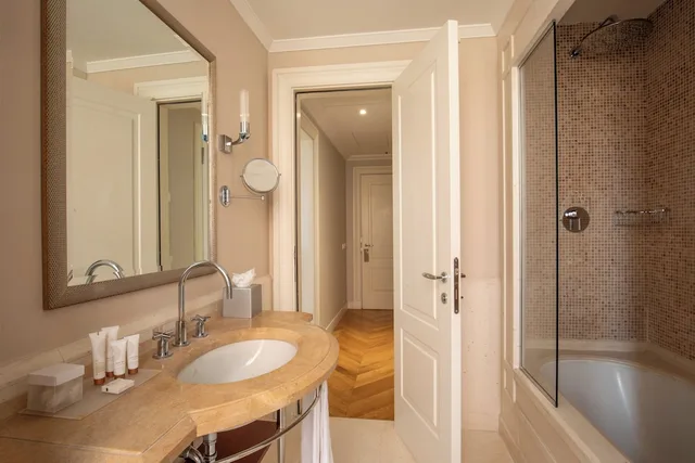 Junior Suite, Studio, King Bed, Rose Garden Palace 7/9